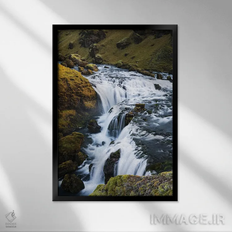 تابلو دکوراتیو زیبایی آب اثر مائورو باتیستلی - نمای قابدار مشکی