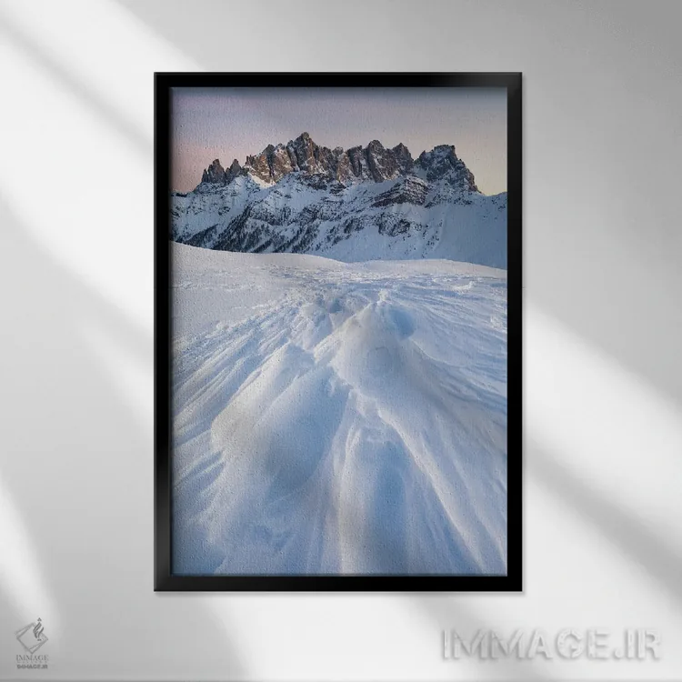 تابلو دکوراتیو شکل های برف اثر مائورو باتیستلی - نمای قابدار مشکی