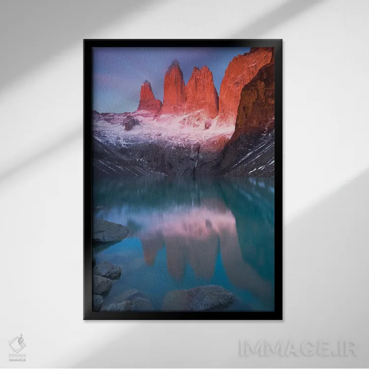 تابلو دکوراتیو انعکاس برج اثر مائورو باتیستلی - نمای قابدار مشکی