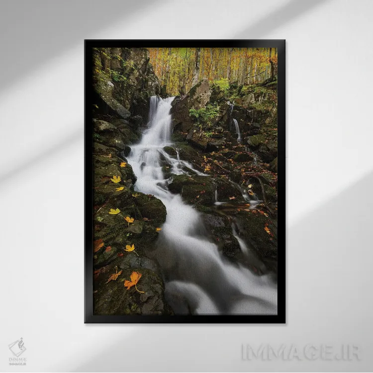 تابلو دکوراتیو آبشار پاییزی اثر مائورو باتیستلی - نمای قابدار مشکی