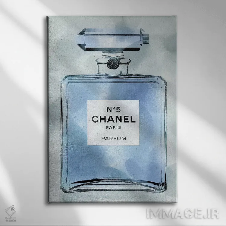 تابلو دکوراتیو بطری عطر آبی اثر مدلین بلیک - نمای روبهرو روی دیوار