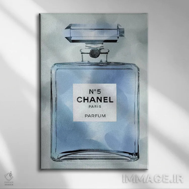 تابلو دکوراتیو بطری عطر آبی اثر مدلین بلیک - نمای روبهرو روی دیوار