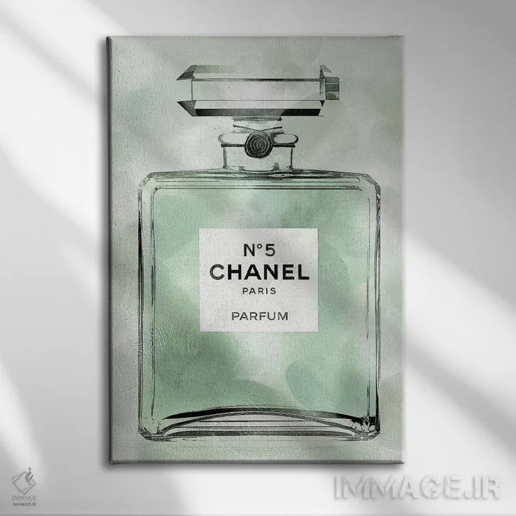 تابلو دکوراتیو بطری عطر سبز اثر مدلین بلیک - نمای روبهرو روی دیوار