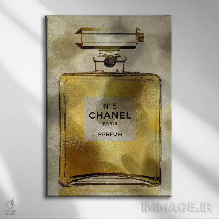 تابلو دکوراتیو بطری عطر طلایی اثر مدلین بلیک - نمای روبهرو روی دیوار