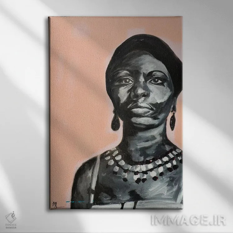 تابلو دکوراتیو نینا اثر مردیت استیل - نمای روبهرو روی دیوار