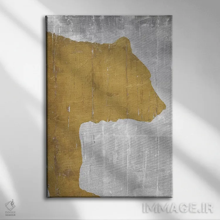 تابلو دکوراتیو خرس در کلبه روستایی روی زمینه خاکستری اثر ماری الین کوسون - نمای روبهرو روی دیوار