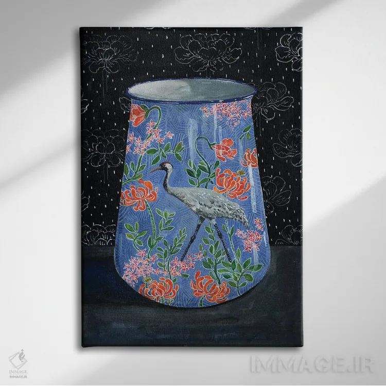 تابلو مدرن گلدان آبی با درنای خاکستری اثر میری اشت - نمای روبهرو روی دیوار