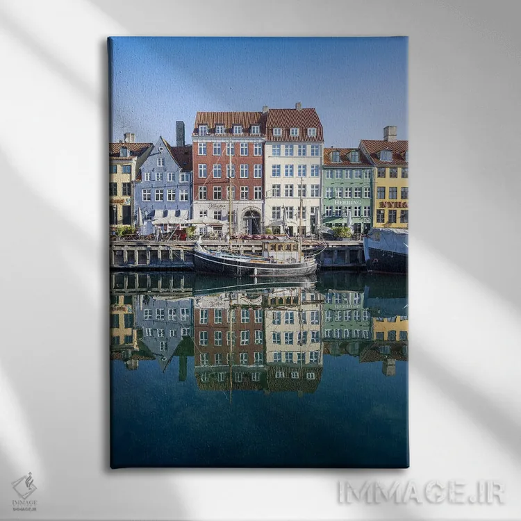 تابلو دکوراتیو آب زلال کپنهاگ در نیهاون اثر ملانی ویولا - نمای روبهرو روی دیوار