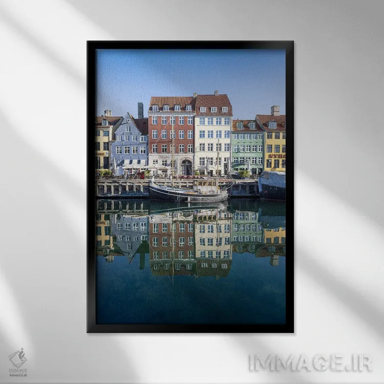 تابلو دکوراتیو آب زلال کپنهاگ در نیهاون اثر ملانی ویولا - نمای قابدار مشکی