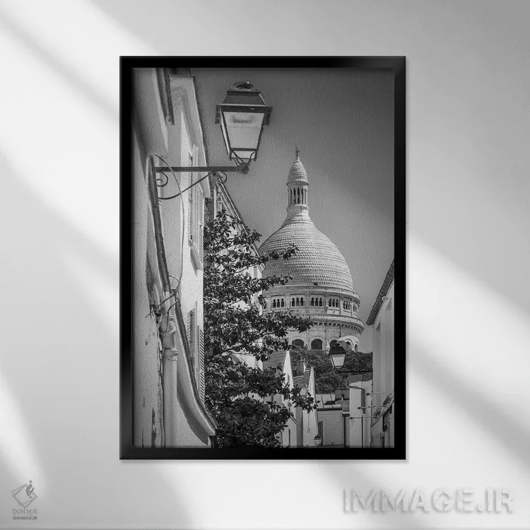 تابلو دکوراتیو کوچه مون مارتر پاریس با گنبد سکره کور اثر ملانی ویولا - نمای قابدار مشکی