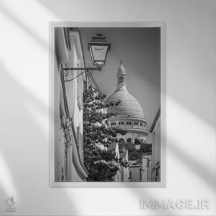 تابلو دکوراتیو کوچه مون مارتر پاریس با گنبد سکره کور اثر ملانی ویولا - نمای قابدار سفید