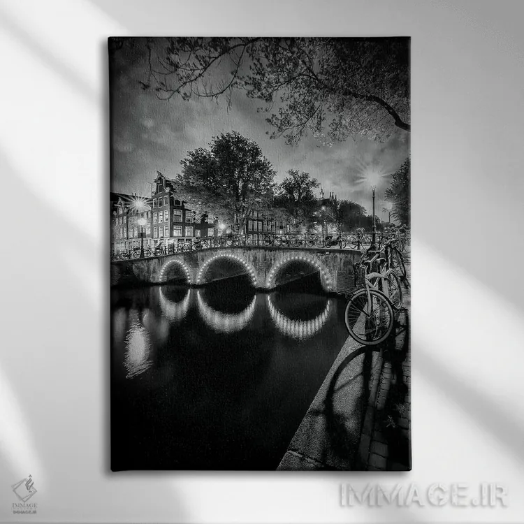 تابلو دکوراتیو منظره شبانه شاعرانه از کانال کایزرزگرات آمستردام اثر ملانی ویولا - نمای روبهرو روی دیوار