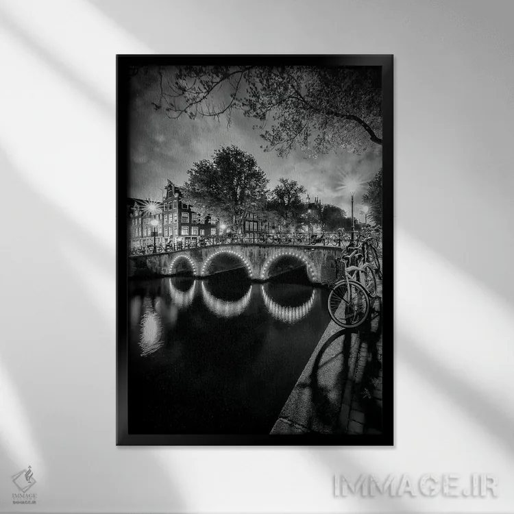 تابلو دکوراتیو منظره شبانه شاعرانه از کانال کایزرزگرات آمستردام اثر ملانی ویولا - نمای قابدار مشکی
