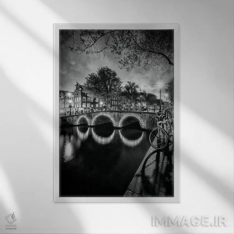 تابلو دکوراتیو منظره شبانه شاعرانه از کانال کایزرزگرات آمستردام اثر ملانی ویولا - نمای قابدار سفید