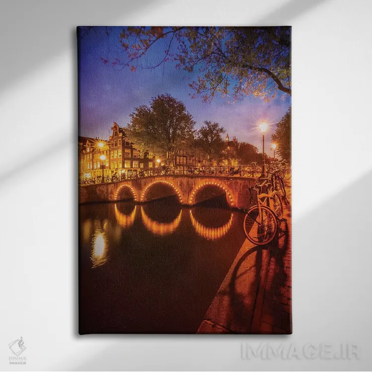 تابلو دکوراتیو منظره شب آمستردام از کایزرزخرخت اثر ملانی ویولا - نمای روبهرو روی دیوار