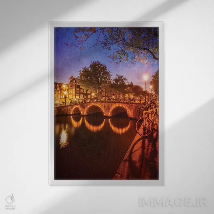 تابلو دکوراتیو منظره شب آمستردام از کایزرزخرخت اثر ملانی ویولا - نمای قابدار سفید
