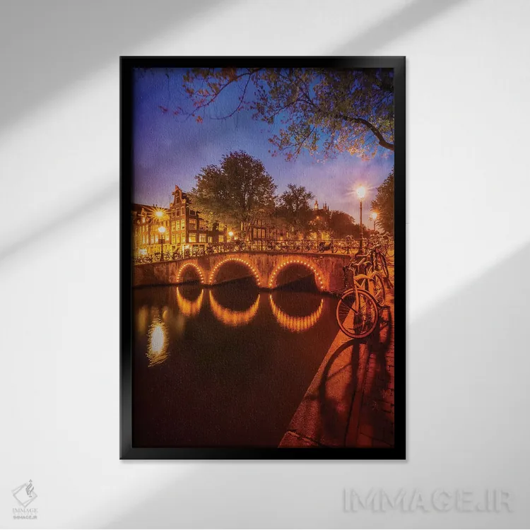 تابلو دکوراتیو منظره شب آمستردام از کایزرزخرخت اثر ملانی ویولا - نمای قابدار مشکی