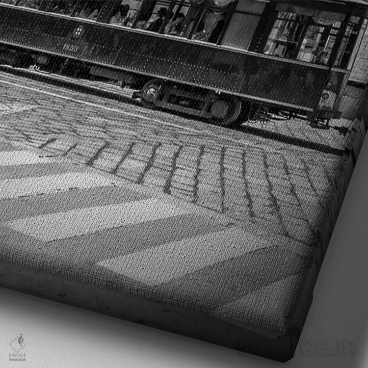 تابلو دکوراتیو تئاتر لا اسکالا میلان و تراموا اثر ملانی ویولا - نمای نزدیک بافت بوم