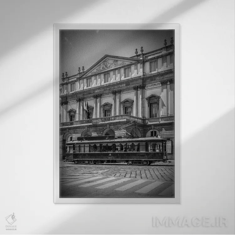 تابلو دکوراتیو تئاتر لا اسکالا میلان و تراموا اثر ملانی ویولا - نمای قابدار سفید