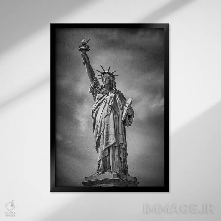 تابلو دکوراتیو تندیس آزادی نیویورک اثر ملانی ویولا - نمای قابدار مشکی