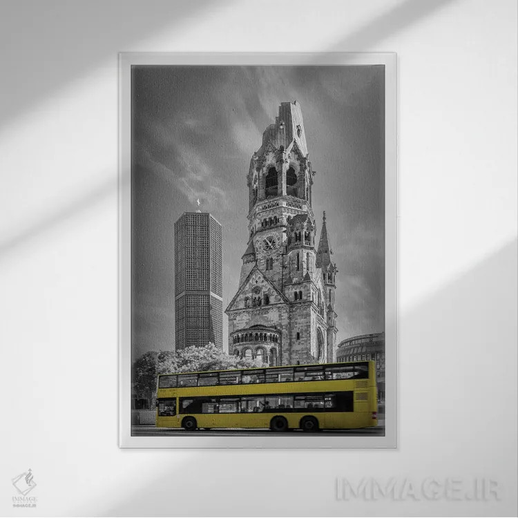 تابلو دکوراتیو کلیسای یادبود قیصر ویلهلم برلین با اتوبوس اثر ملانی ویولا - نمای قابدار سفید