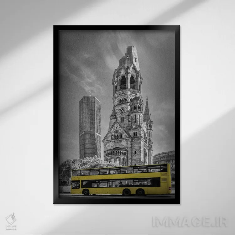 تابلو دکوراتیو کلیسای یادبود قیصر ویلهلم برلین با اتوبوس اثر ملانی ویولا - نمای قابدار مشکی