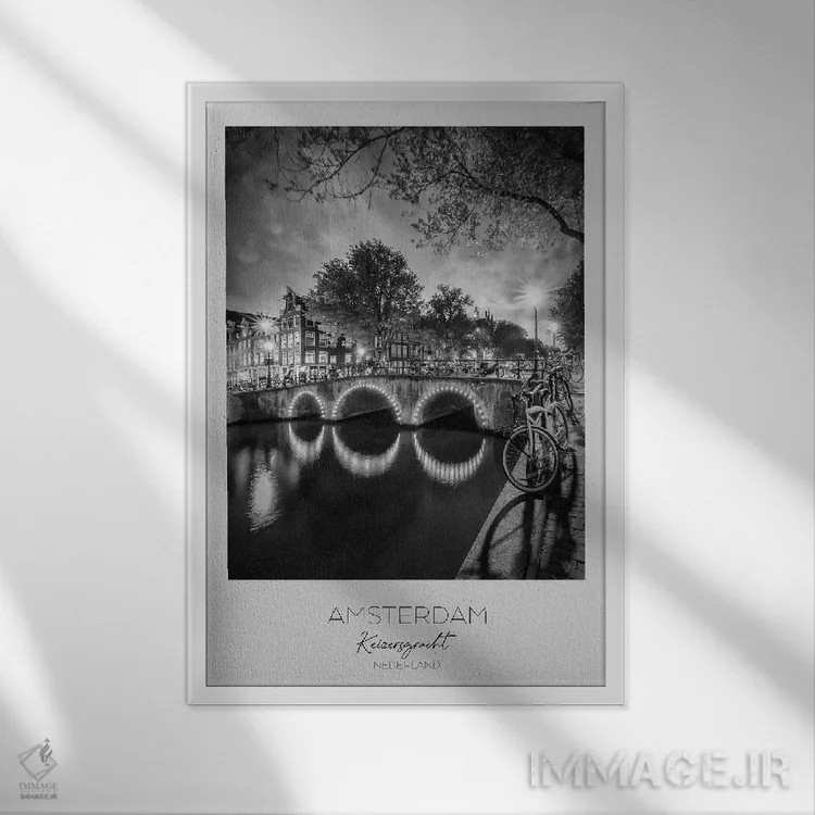 تابلو دکوراتیو در کانون توجه: منظره شبانه رویایی آمستردام از کایزرزگراخت اثر ملانی ویولا - نمای قابدار سفید