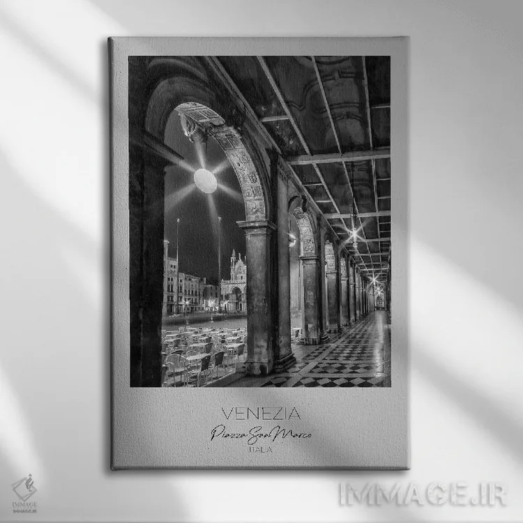تابلو دکوراتیو در کانون توجه: میدان سن مارکو ونیز اثر ملانی ویولا - نمای روبهرو روی دیوار