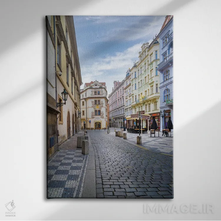 تابلو دکوراتیو کارلووا، کوچه ای دنج در پراگ اثر ملانی ویولا - نمای روبهرو روی دیوار