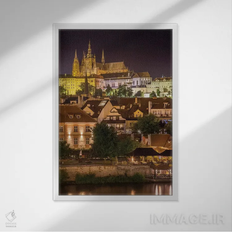 تابلو دکوراتیو قلعه پراگ و کلیسای سنت ویتوس در شب اثر ملانی ویولا - نمای قابدار سفید