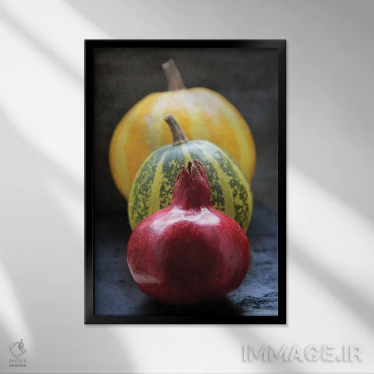 تابلو دکوراتیو انار و کدو تنبل روی زمینه سیاه ۲ اثر مایک کیف - نمای قابدار مشکی