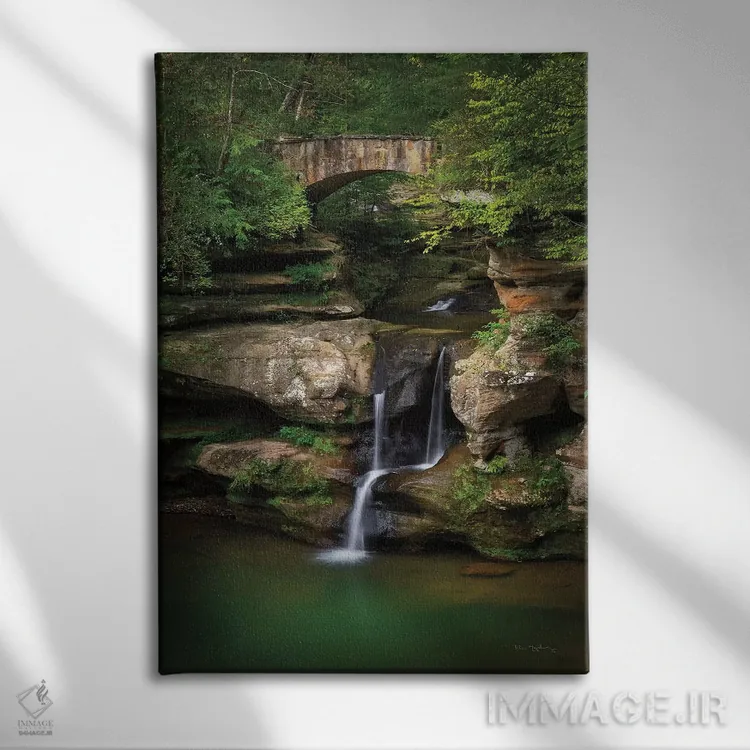 تابلو دکوراتیو آبشار بالایی غار مرد پیر اثر آلن ماچروویچ - نمای روبهرو روی دیوار