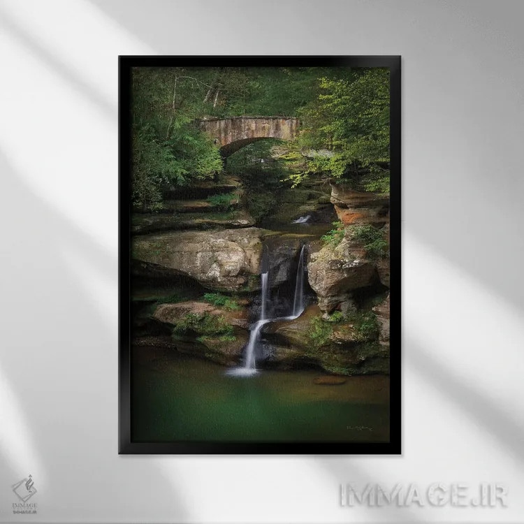 تابلو دکوراتیو آبشار بالایی غار مرد پیر اثر آلن ماچروویچ - نمای قابدار مشکی