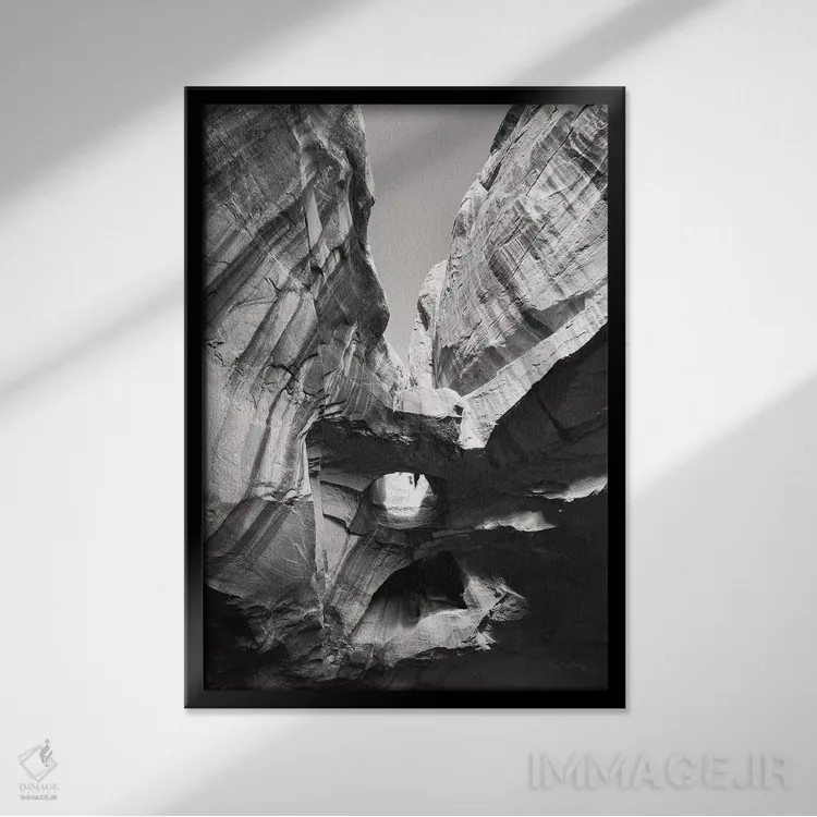 تابلو دکوراتیو دره نئون ۱ سیاه و سفید اثر آلن ماچروویچ - نمای قابدار مشکی