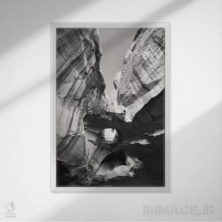 تابلو دکوراتیو دره نئون ۱ سیاه و سفید اثر آلن ماچروویچ - نمای قابدار سفید
