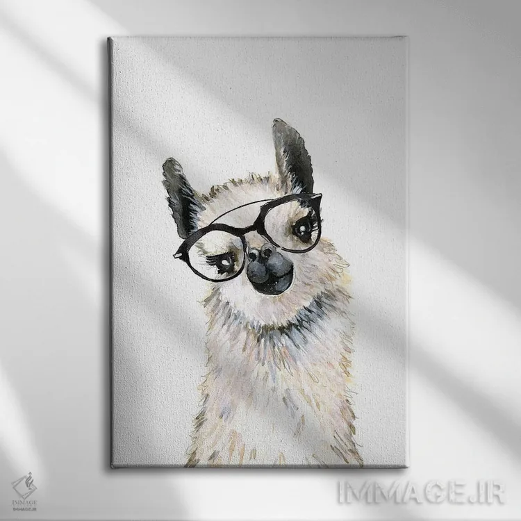 تابلو دکوراتیو "لاما با عینک" اثر مرسدس لوپز چارو - نمای روبهرو روی دیوار