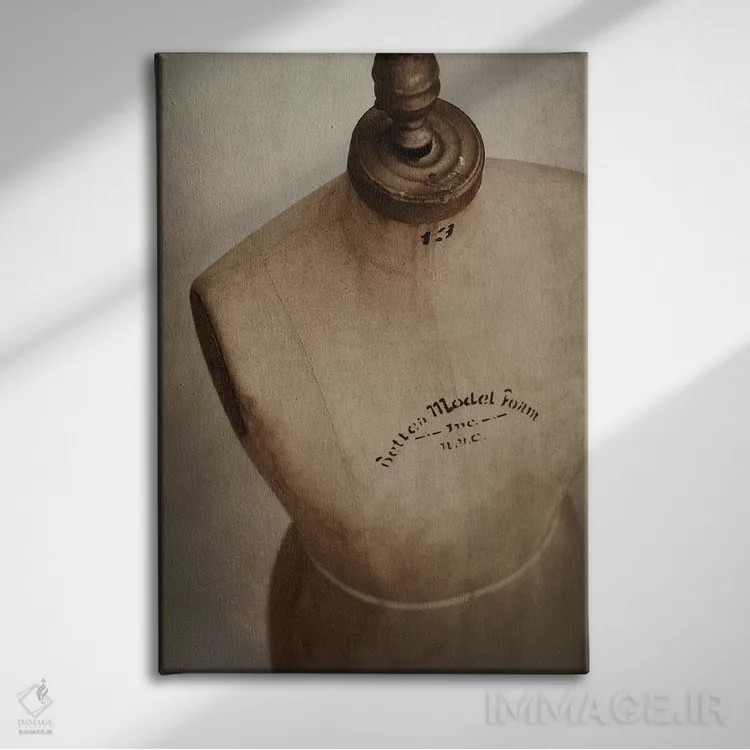 تابلو دکوراتیو "فرم لباس وین" اثر مندی لین - نمای روبهرو روی دیوار