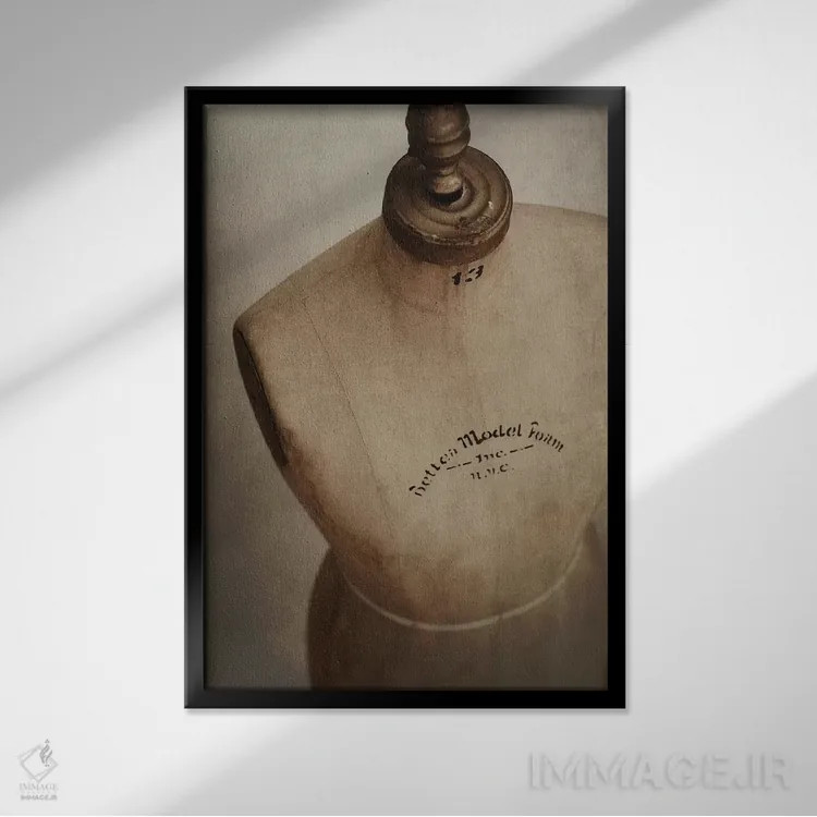 تابلو دکوراتیو "فرم لباس وین" اثر مندی لین - نمای قابدار مشکی