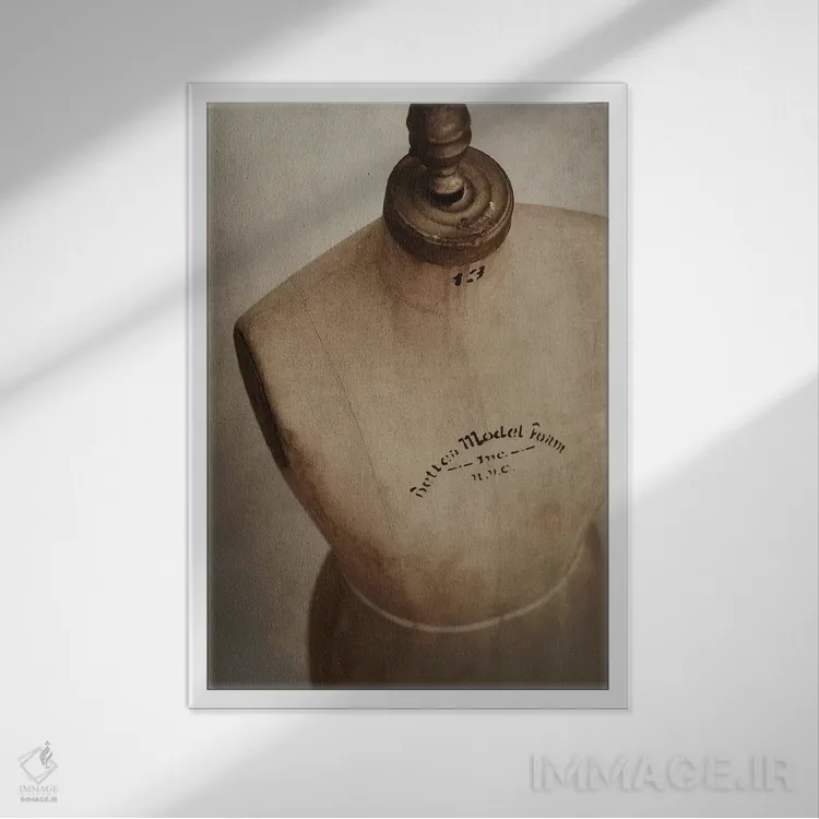 تابلو دکوراتیو "فرم لباس وین" اثر مندی لین - نمای قابدار سفید