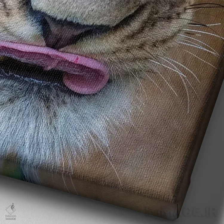 تابلو دکوراتیو شیر ماده با نگاه نافذ کنیا اثر موگنس تروله - نمای نزدیک بافت بوم