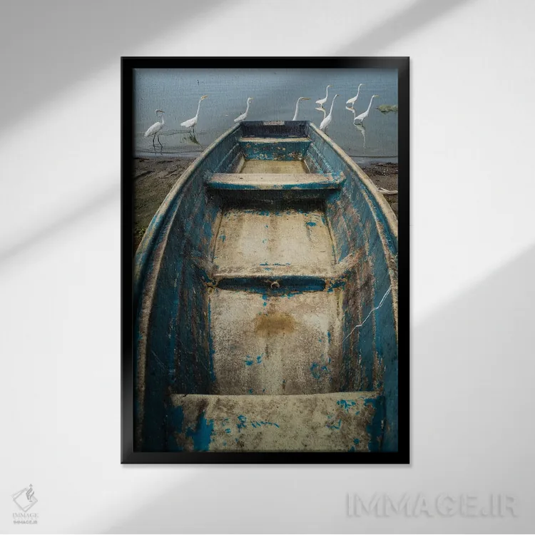 تابلو دکوراتیو قایق آبی اثر موایسس لوی - نمای قابدار مشکی