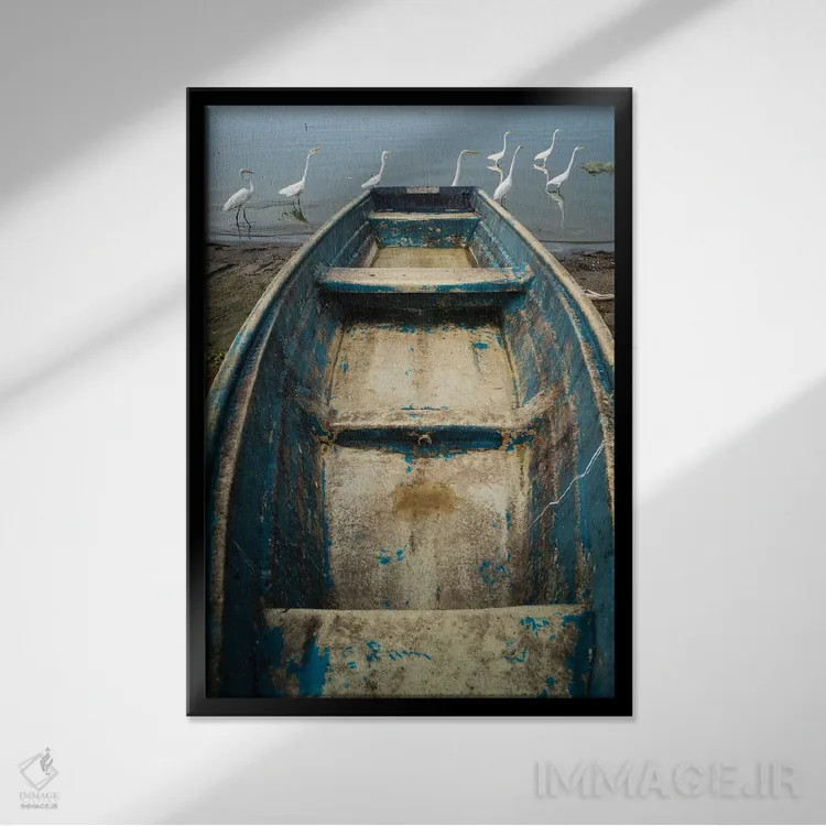 تابلو دکوراتیو قایق آبی اثر موایسس لوی - نمای قابدار مشکی
