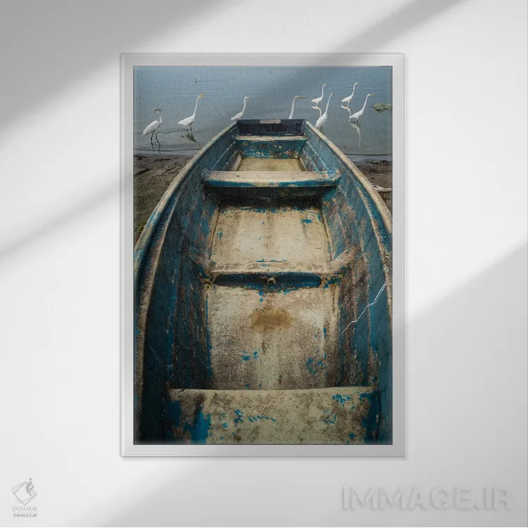 تابلو دکوراتیو قایق آبی اثر موایسس لوی - نمای قابدار سفید