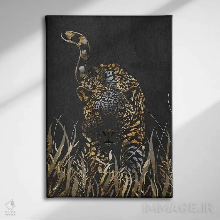 تابلو دکوراتیو پلنگ سیاه و طلایی اثر سارا مانوفسکی - نمای روبهرو روی دیوار