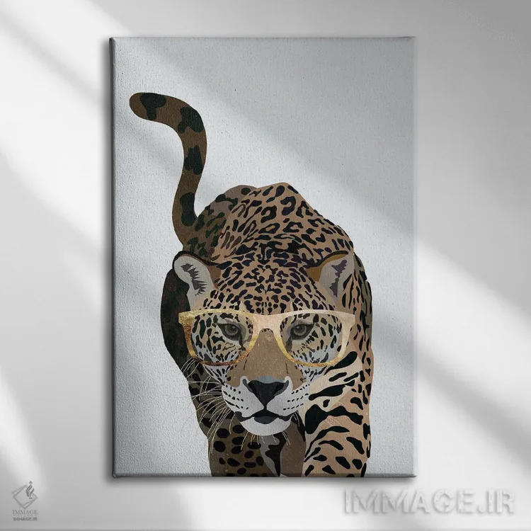 تابلو دکوراتیو پلنگ کنجکاو با عینک اثر سارا مانوفسکی - نمای روبهرو روی دیوار