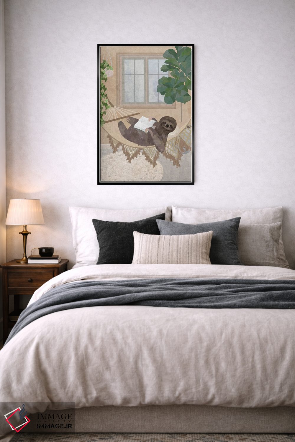 تابلو دکوراتیو تنبلی بوهو در حال کتاب خواندن روی ننو اثر سارا مانوفسکی - D6B
