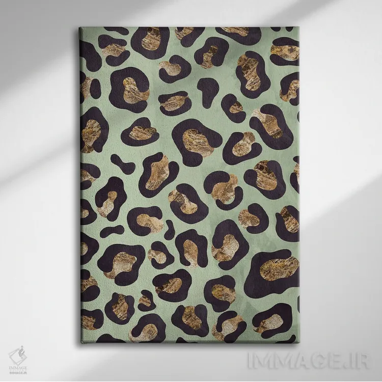 تابلو دکوراتیو نقش پلنگی سبز طلایی اثر سارا مانوفسکی - نمای روبهرو روی دیوار