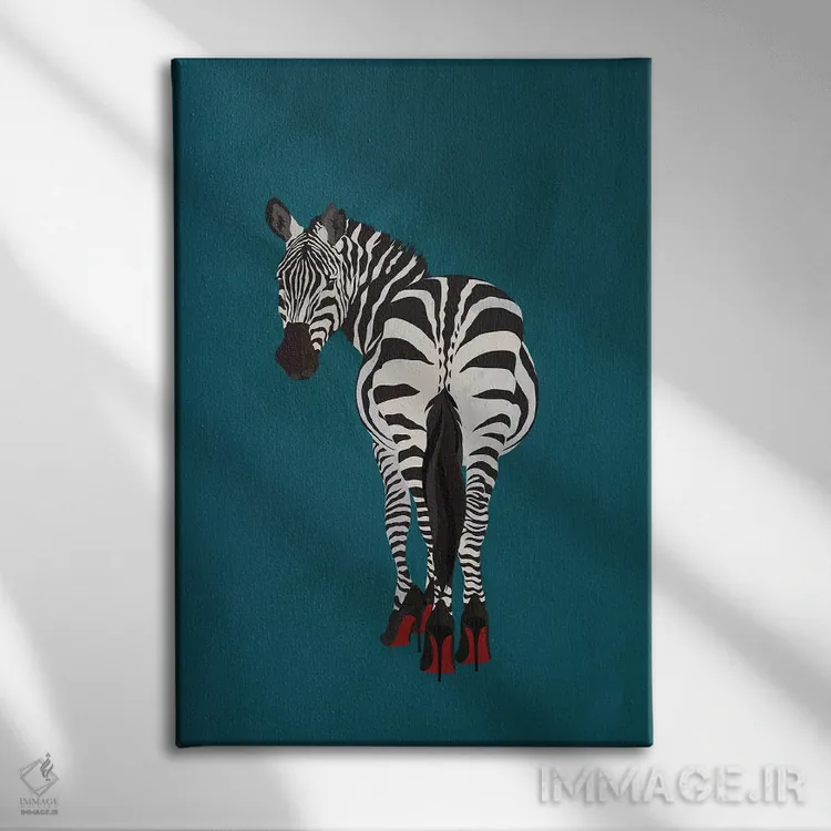 تابلو مینیمال گورخر شیک پوش با کفش پاشنه بلند اثر سارا مانوفسکی - نمای روبهرو روی دیوار