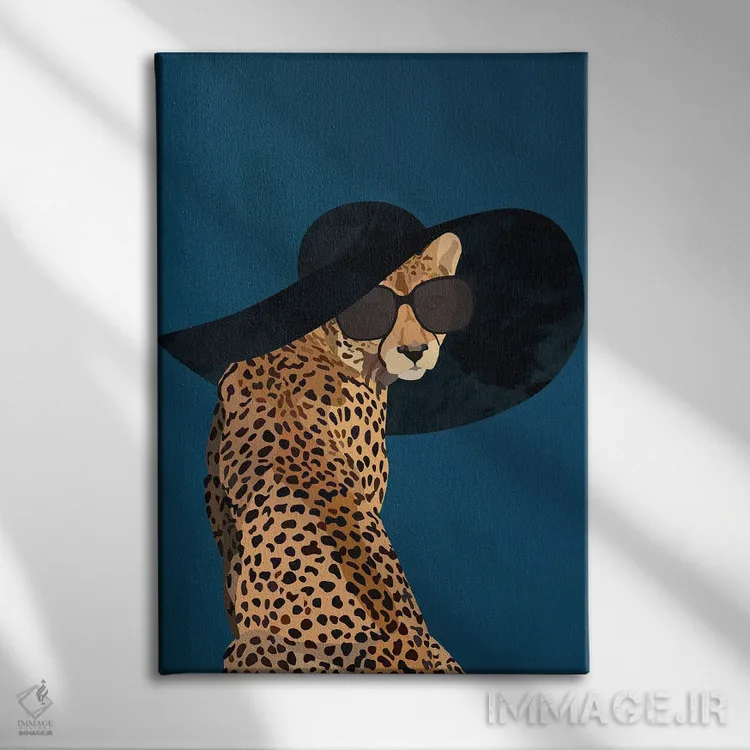 تابلو مینیمال یوزپلنگ مدرن با کلاه آفتابی اثر سارا مانوفسکی - نمای روبهرو روی دیوار