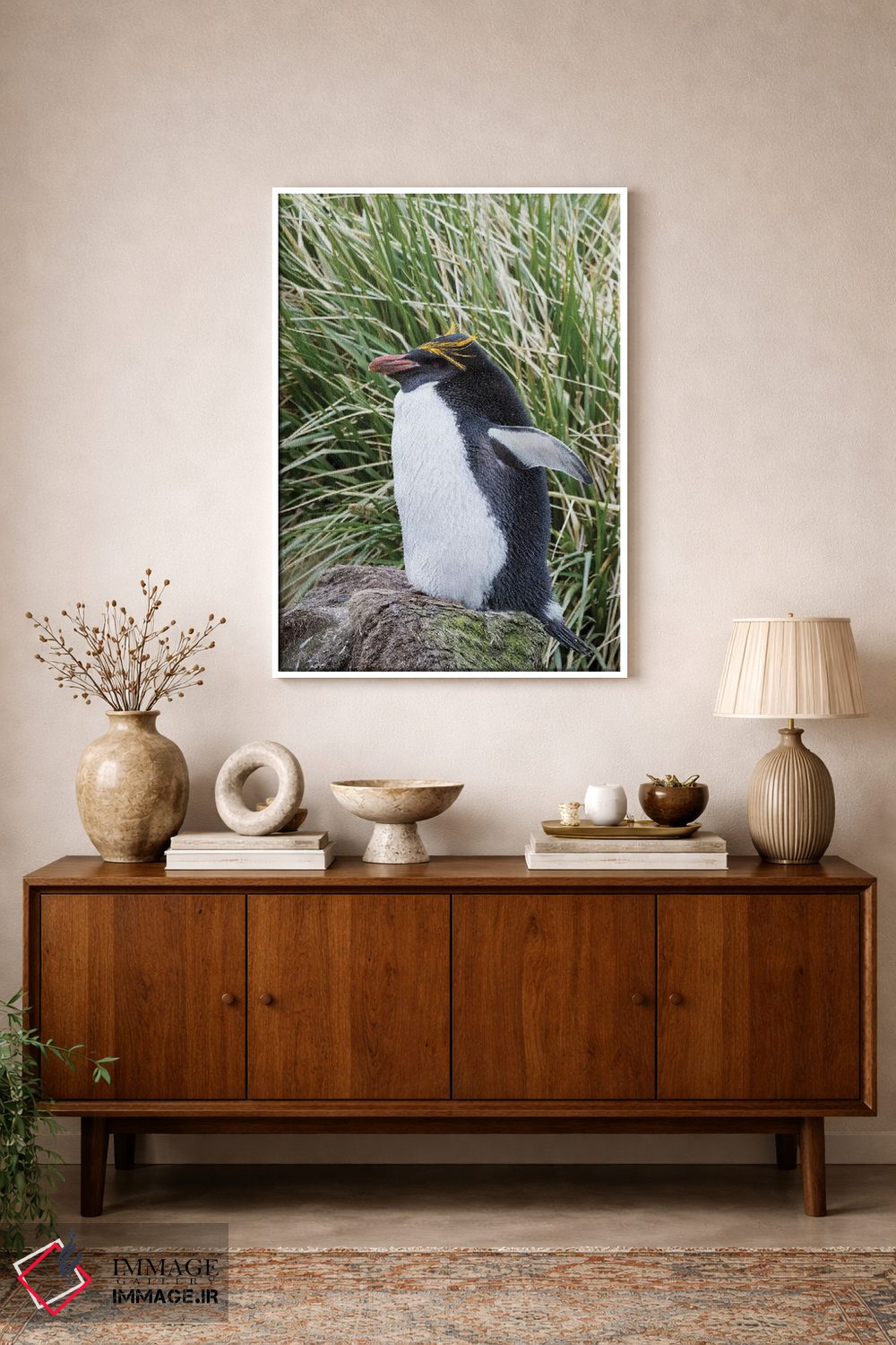 تابلو دکوراتیو پنگوئن ماکارونی ایستاده در کلونی، میان علفزارهای متراکم توس… اثر مارتین زویک - D1W